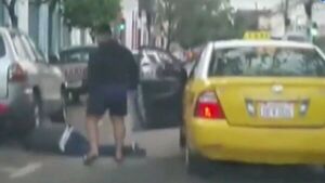 Automovilista golpea a un taxista tras una discusión en la vía pública