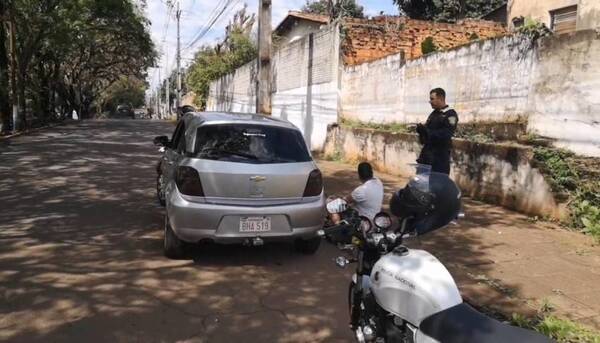 Crónica / Trabajador de Uber fue detenido porque tenía ndaje una pasajera "para la fumancheada"