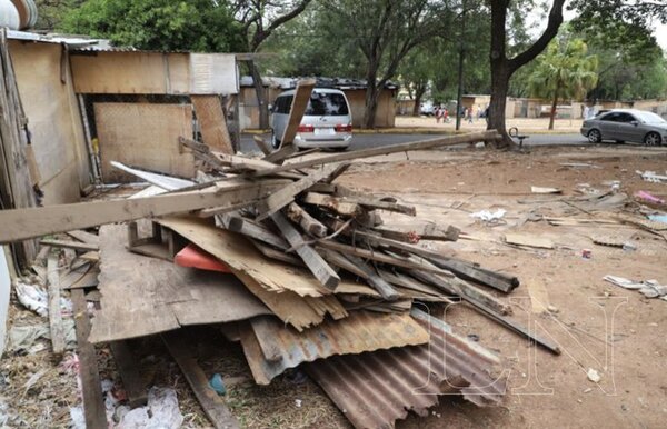 Avanza la reubicación de familias y el despeje de la Plaza Constitución