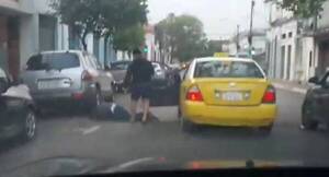Crónica / [VIDEO] Nervio memete loperro: conductor tumbó a taxista, pero de un puñetazo