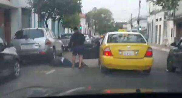 Crónica / [VIDEO] Nervio memete loperro: conductor tumbó a taxista, pero de un puñetazo