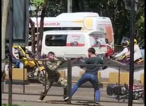 Video: militar y motociclista se trenzan en moquete en zona primaria - ABC en el Este - ABC Color