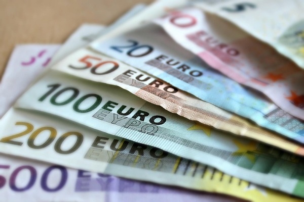 El euro se mantiene por debajo de la paridad por la aversión al riesgo - Revista PLUS