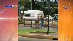 Nerviosismo al tope: Motociclista a los golpes con militar en plena vía pública | Noticias Paraguay