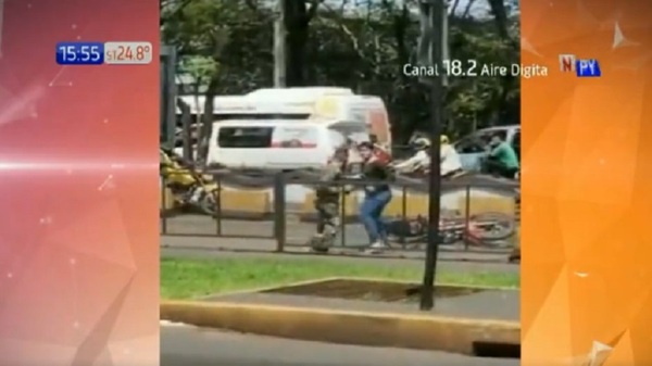 Nerviosismo al tope: Motociclista a los golpes con militar en plena vía pública | Noticias Paraguay