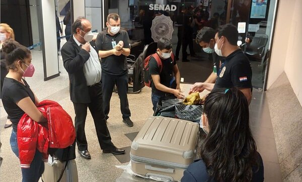 Detienen a bolivianos que pretendían viajar a Europa con documentos paraguayos | 1000 Noticias