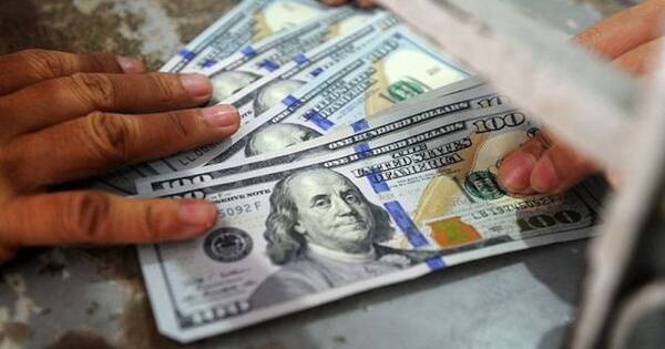 La Nación / El dólar rompe la barrera de los G. 7000 a la espera de la Fed