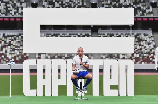 Crónica / Dejó el Barça y ahora tiene su propia marca de vino, calzado y ropa deportiva
