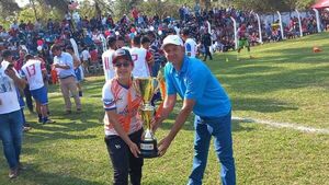 Padre e hija alzaron el trofeo de campeones en la Liga de Edelira