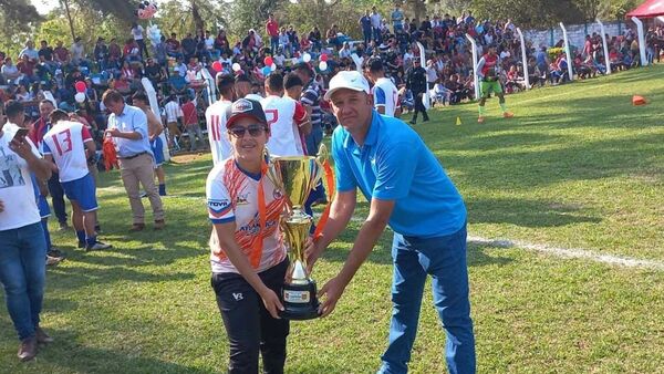 Padre e hija alzaron el trofeo de campeones en la Liga de Edelira