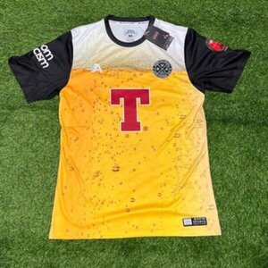 ¡Del equipo! Club “transformó” su camiseta en un vaso de birra