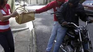Crónica / Luque: Mujer es asaltada por motochorros mientras esperaba el ómnibus