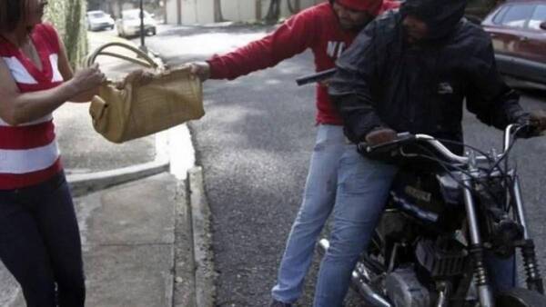 Crónica / Luque: Mujer es asaltada por motochorros mientras esperaba el ómnibus