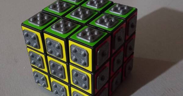 La Nación / Joven con discapacidad creó cubo inclusivo para personas no videntes con impresiones 3D