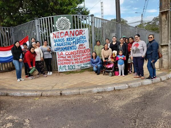 Se manifestaron para pedir loteamiento de inmueble de Yacyretá - Nacionales - ABC Color