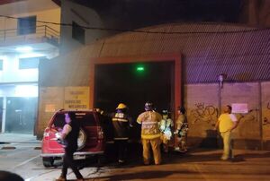 Controlan principio de incendio en un taller del barrio Tembetary de Asunción - Policiales - ABC Color