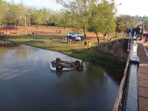 Automóvil cayó en el arroyo desde el puente Tapiracuai - Nacionales - ABC Color