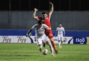Nacional gana con uno menos y asegura la punta - Paraguaype.com