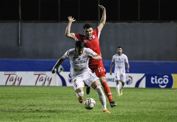 Nacional gana con uno menos y asegura la punta - Paraguaype.com