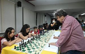 El GM Zenón Franco: partidas simultáneas de ajedrez con chicos en ABC - Polideportivo - ABC Color