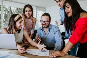 Trabajo precario y escasa educación superior: El reto de ser joven en Paraguay - MarketData