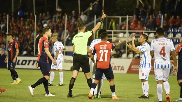 David Mendieta y la patada "a lo Adebayor"