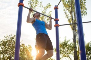 Calistenia: los equipos para hacer ejercicios en los parques