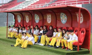 Alumnos visitan estadio del “3” en el marco de proyecto institucional