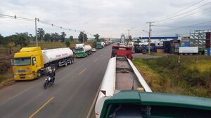 Camioneros paraguayos protestan contra el “monopolio boliviano” | 1000 Noticias