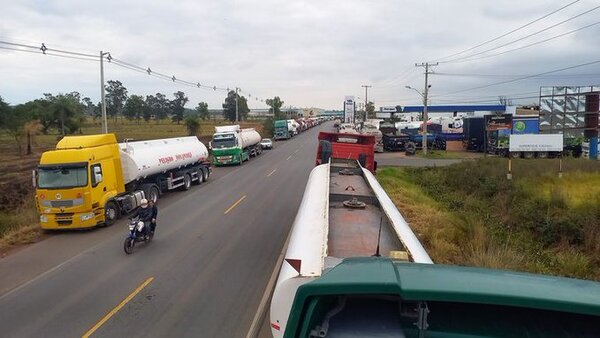 Camioneros paraguayos protestan contra el “monopolio boliviano”
