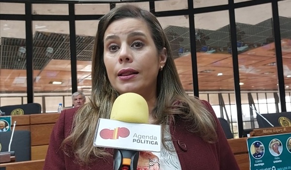 Kattya: «Las mayorías se construyen en el baño o cambian sentido de voto por plata»