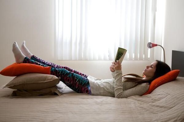 ¿En qué ayuda elevar las piernas para dormir?