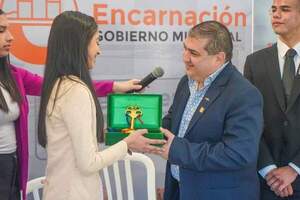 Encarnación: Luis Yd entregó la llave de la ciudad a la intendenta juvenil Mariana Cerini