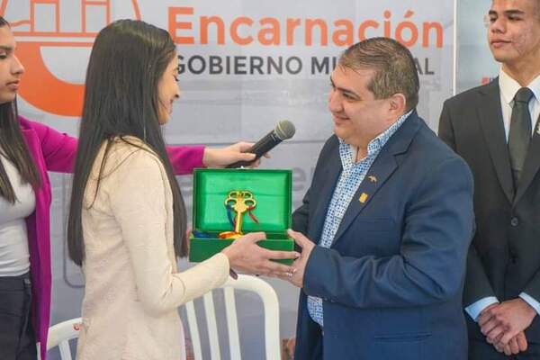 Encarnación: Luis Yd entregó la llave de la ciudad a la intendenta juvenil Mariana Cerini