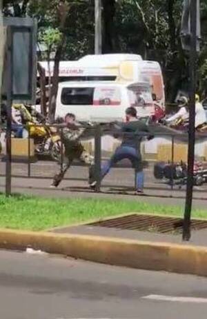 Crónica / [VIDEO] Imputan a motoqueiro que se trenzó con marino