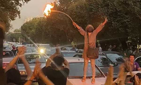 Quema de velos y protestas violentas en Irán por la muerte de una joven a manos de la "policía de la moral" - OviedoPress