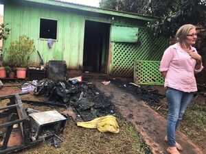 Mujer lo perdió todo tras incendio de su vivienda en Cambyreta