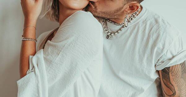 La Nación / Polémica por el tatuaje que se realizó Ricky Montaner para honrar a su esposa, Stefi Roitman
