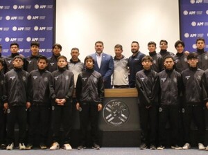 Entrega de indumentarias a la Sub 13 de Olimpia de Villeta que jugará la Disney Cup - APF