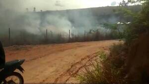 Crónica / [VIDEO] Helicóptero con políticos chocó por cable de alta tensión y provocó incendio: nadie murió
