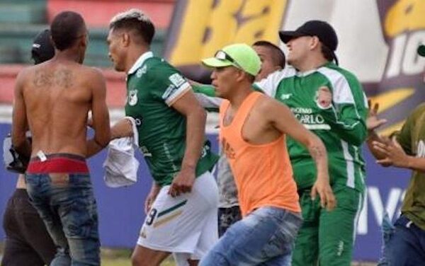 Hinchas del Cali invaden campo y agreden a Teo Gutiérrez