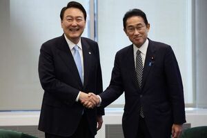 Líder surcoreano y nipón acuerdan mejorar lazos y resolver “temas pendientes” - Mundo - ABC Color