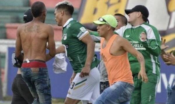 Crónica / [VIDEO] Terrible agresión de hinchas del Deportivo Cali a sus peloteros