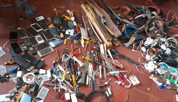 (VIDEO) Requisan diferentes tipos de armas blancas en la cárcel ovetense