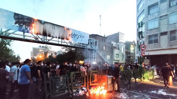 Dos milicianos muertos y comisarías quemadas en las protestas en Irán