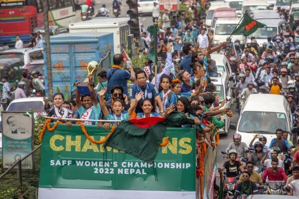 Diario HOY | El islámico Bangladesh enloquece con su primer título de fútbol femenino