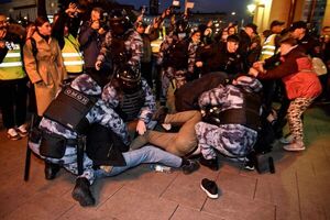 Video: Arrestos masivos tras protestas contra la movilización militar anunciada por Putin - Mundo - ABC Color