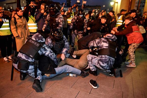 Video: Arrestos masivos tras protestas contra la movilización militar anunciada por Putin - Mundo - ABC Color