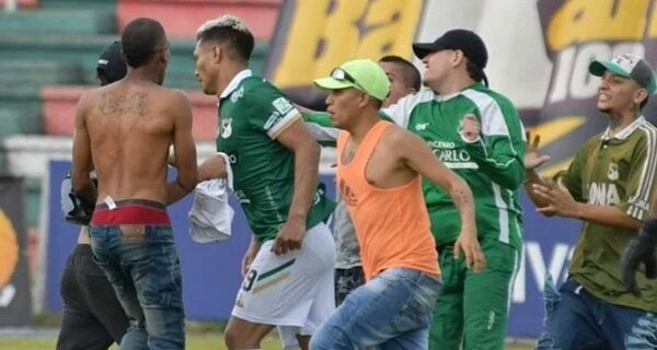 Hinchas del Deportivo Cali invaden campo y agreden a Teo Gutiérrez