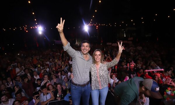 (GALERIA)Mirá los pasitos prohibidos de Santi peña y su doña en farra de la juventud